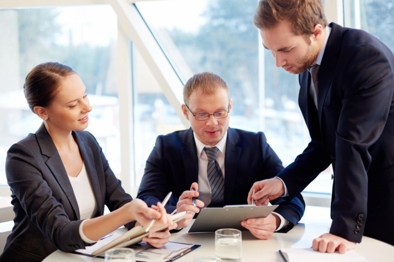 Espace de travail moderne avec ordinateur et outils professionnels